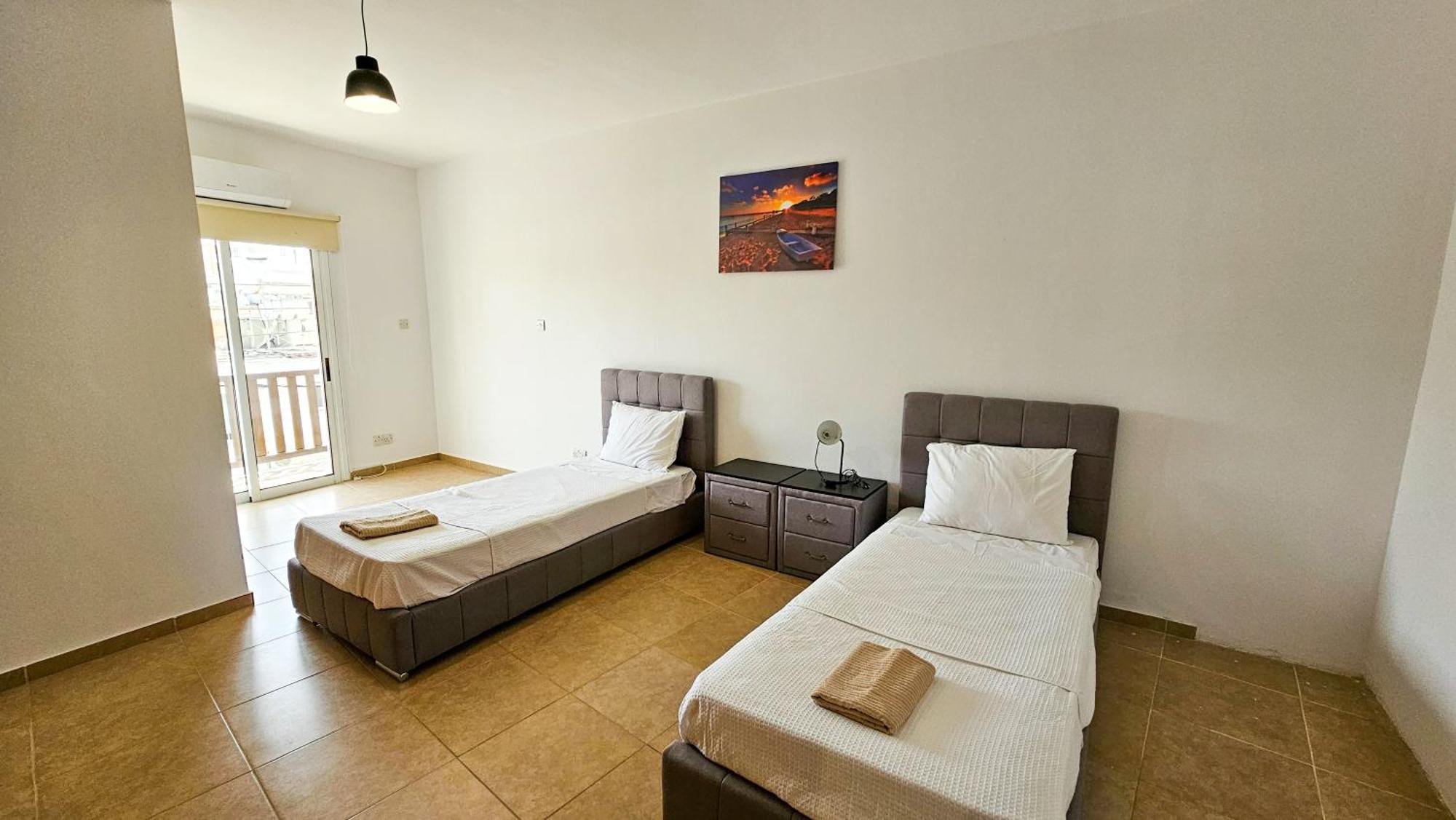 Sky Line City Apartment, 150M From Chabad Lubavitch Larnaca Bagian luar foto
